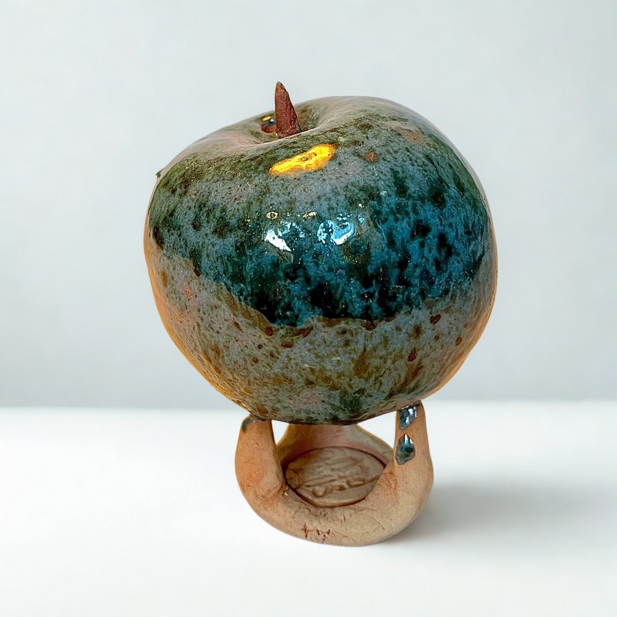 Sculptură ceramică „Măr Verde Smarald”