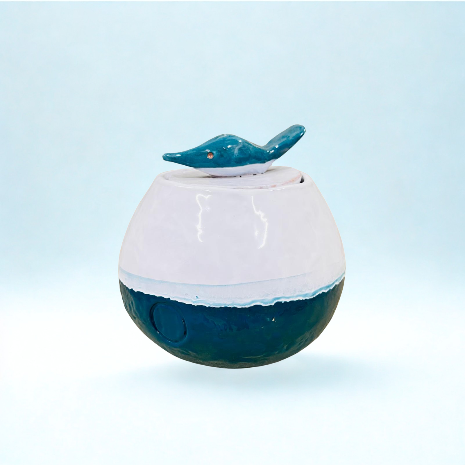 Vas cu capac „Delfin” – piesă decorativă și funcțională