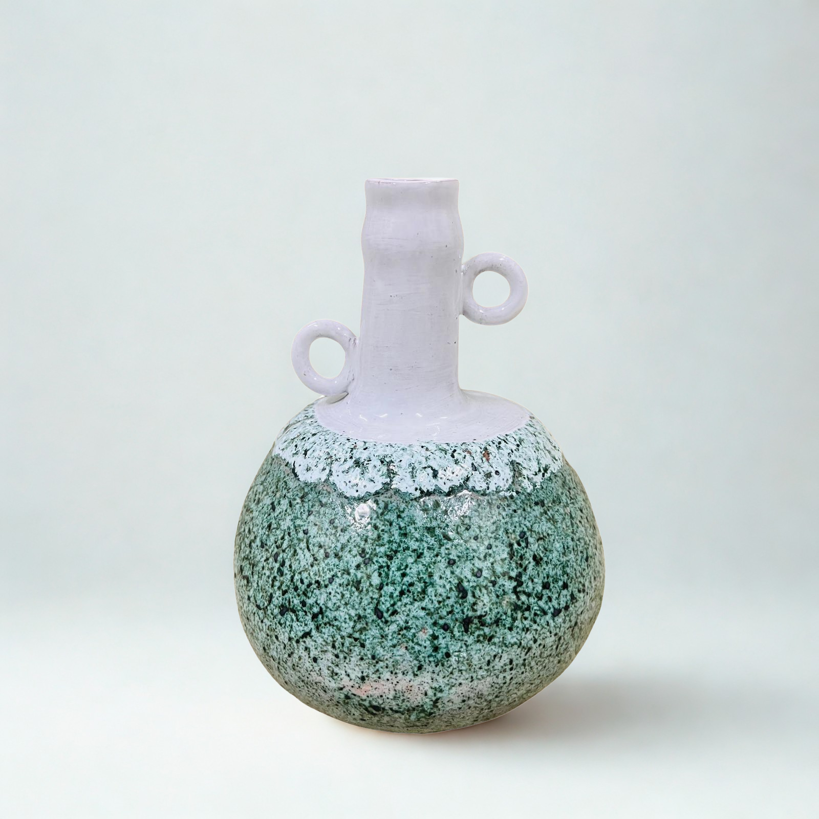 Vază „Mineral Alb-Verde” – piesă decorativă unicat