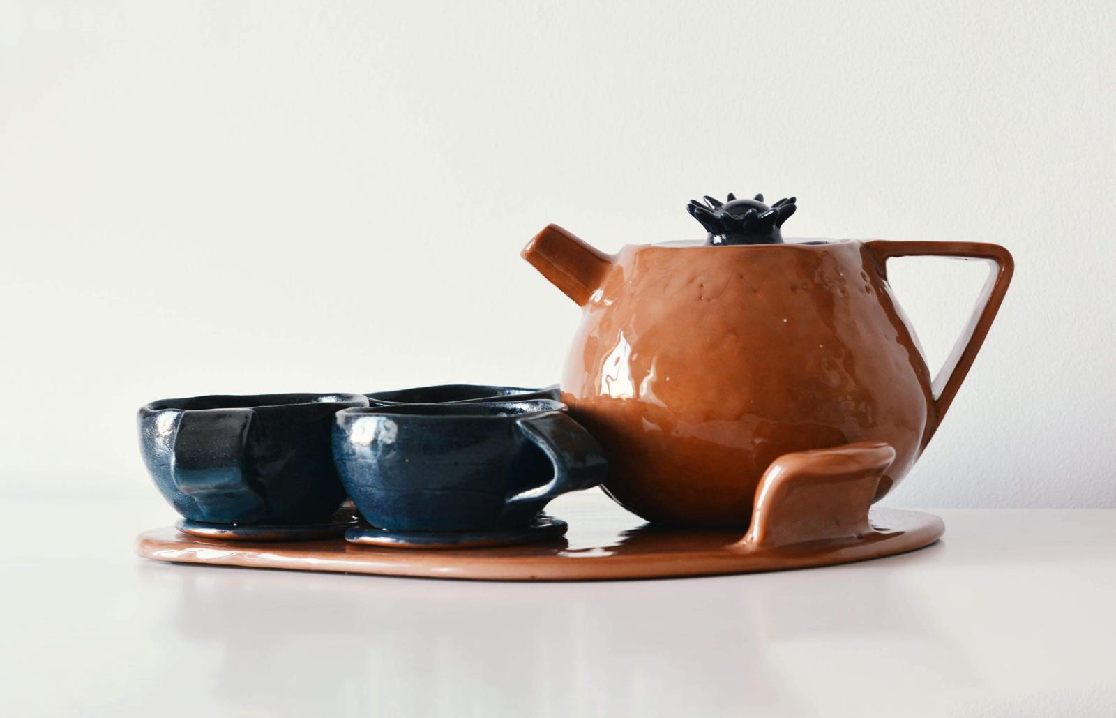 Set de ceai „Noapte și Pământ” – ceainic cu cești pe suport