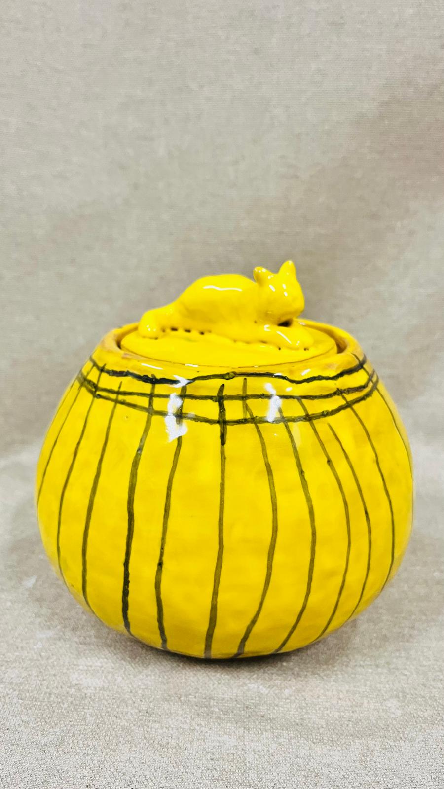 Vas cu capac „Pisica” – piesă decorativă și funcțională